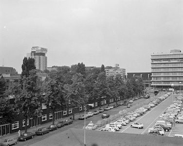 855008 Overzicht van het parkeerterrein op het Veemarktplein bij de Croeselaan te Utrecht, met op de achtergrond links ...